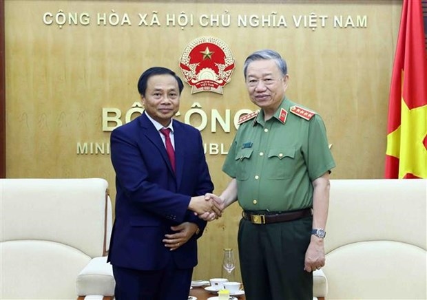 Vietnamese, Lao public security ministries boost cooperation